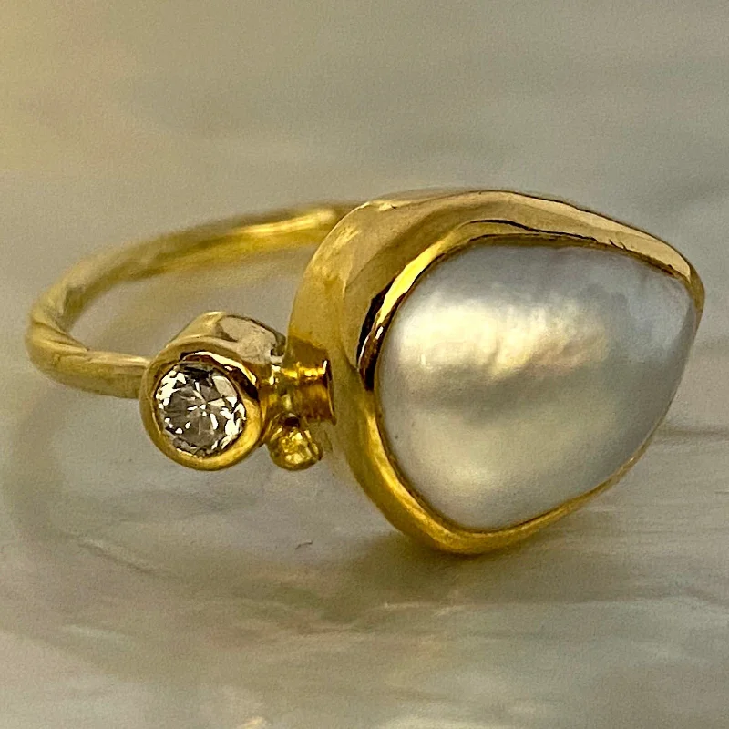 Affordable Glamour – Premium Jewelry At Special Prices Cocktail 18K & 22K Gold Ring w. Pearl & Diamond