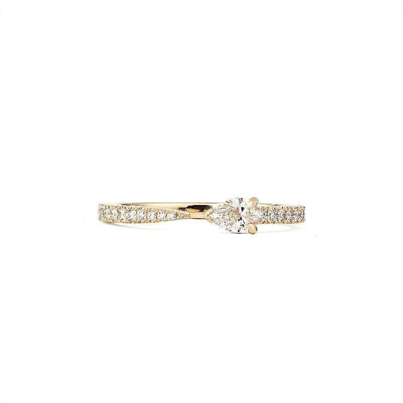Limited-Time Jewelry Sale – Don't Miss Out On Dazzling Discounts Drop 18K Gold Ring w. Diamonds