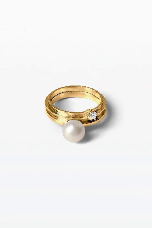 Sparkle In Style With Our Best Jewelry Deals Lustre 02 18K Gold Ring w. Diamond & Pearl