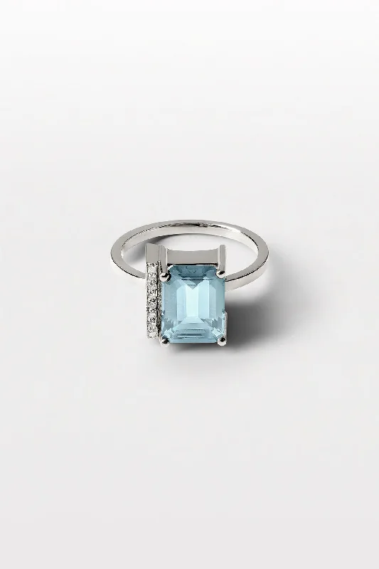 High-Quality Gemstone Jewelry For Special Occasions Lustre 06 18K Whitegold Ring w. Diamonds & Aquamarine