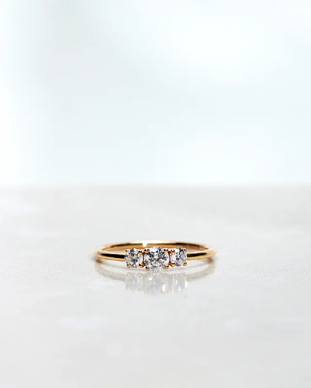 Edith 18K Gold, Whitegold or Rosegold Ring w. Diamonds