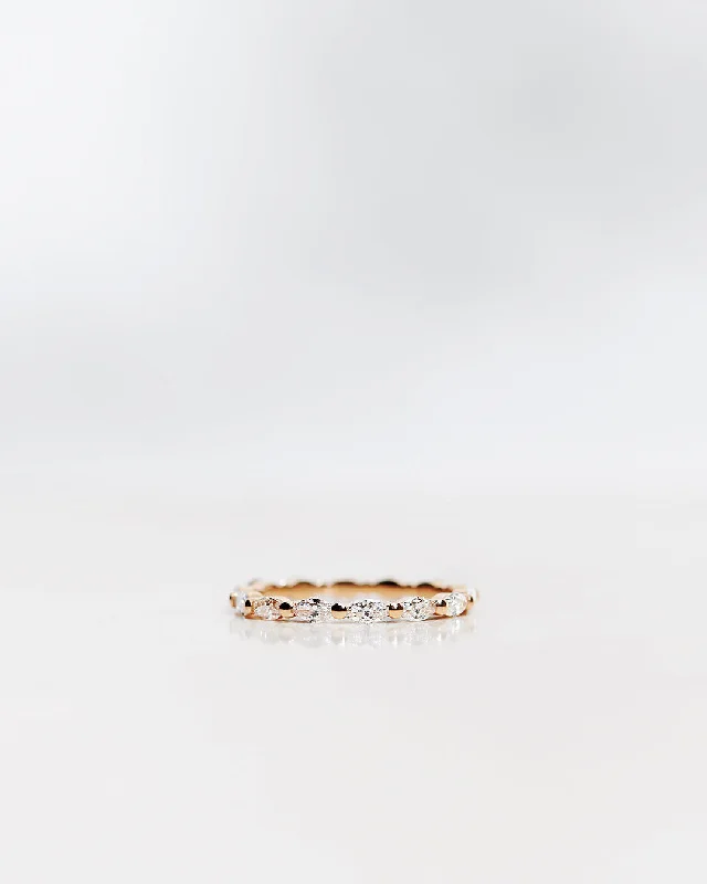 Marquise 18K Gold, Whitegold or Rosegold Ring w. Diamonds