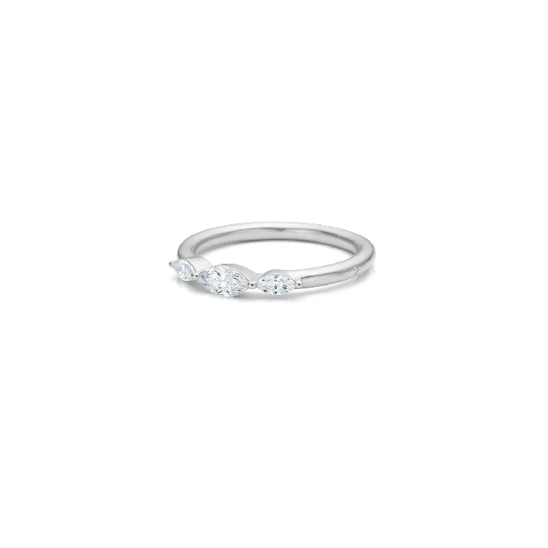 Her 18K Midstone Whitegold Ring w. Diamonds