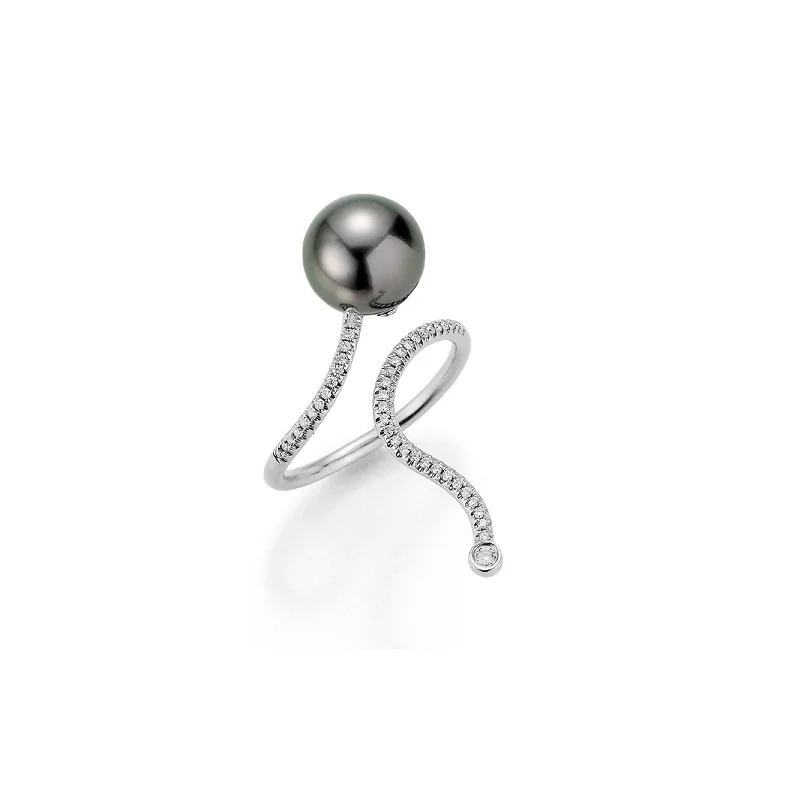 Wavy 18K Whitegold Ring w. Pearl & Diamonds