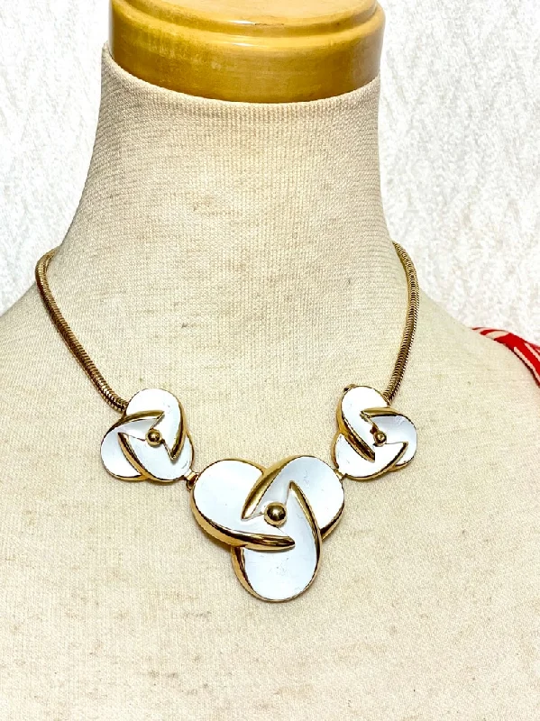 Your Perfect Accessory Now At The Best Price CHRISTIAN DIOR Vintage white flower charm necklace