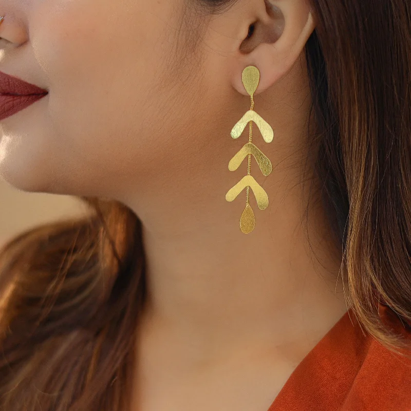 Exclusive Jewelry Sale – Grab Timeless Pieces Now Golden Chain V Hanging Earring