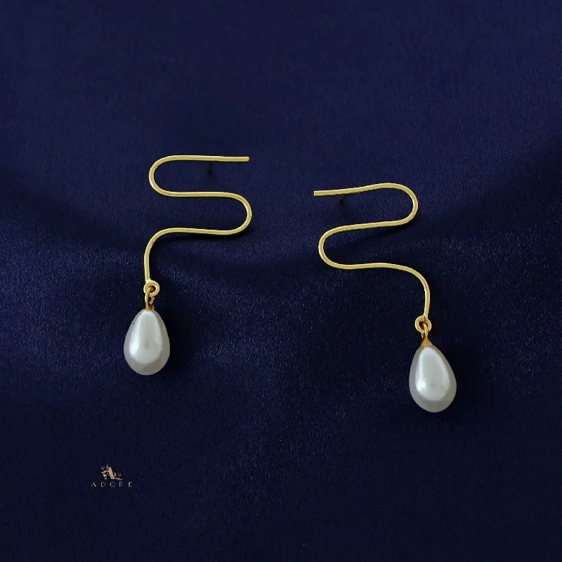 Golden Curvy Way Pearl Earring