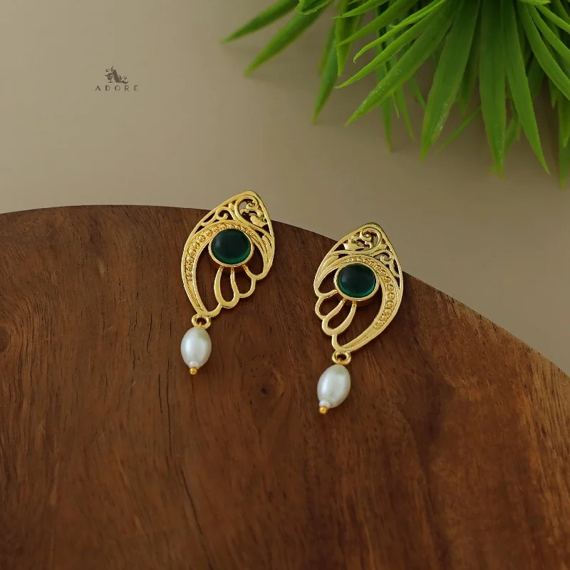 Golden Wing Round Glossy Pearl Earring