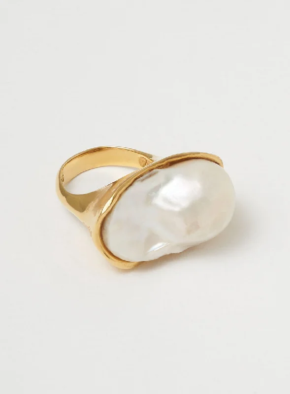 Affordable Gold-Plated Jewelry For Modern Fashion Giant pearl 14K Gold Plated Ring w. Pearl