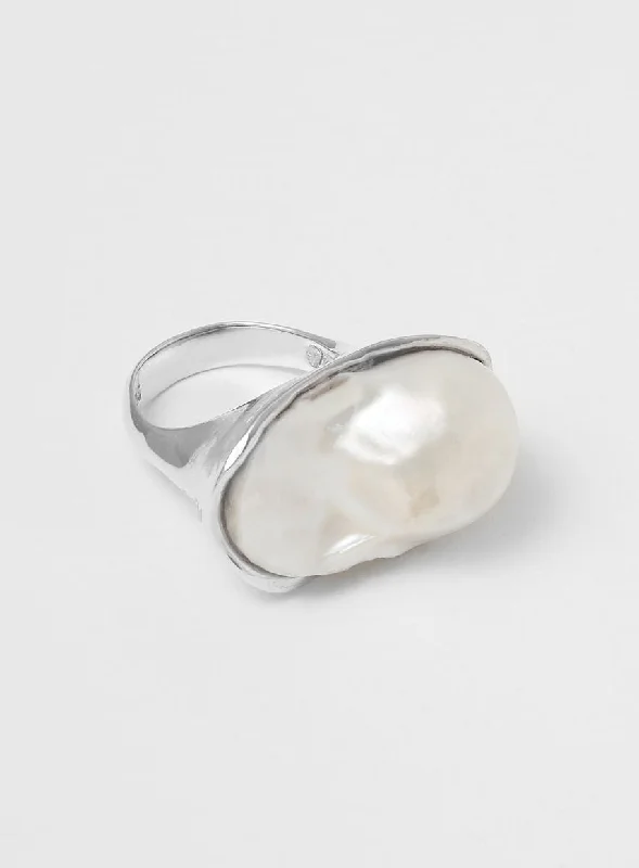 Delicate Crystal Jewelry For Sophisticated Charm Giant pearl Silver Ring w. Pearl