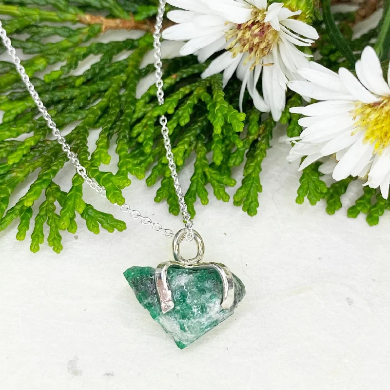 Affordable Gold-Plated Jewelry For Modern Fashion Raw Emerald Crystal Necklace